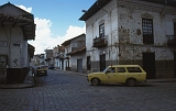 613_Cuenca, straatbeeld met taxi